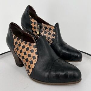 L’ARTISTE SPRING STEP BUTTERMILK BLACK AND TAN LEATHER BOOTIES W/SIDE ZIPPER‎